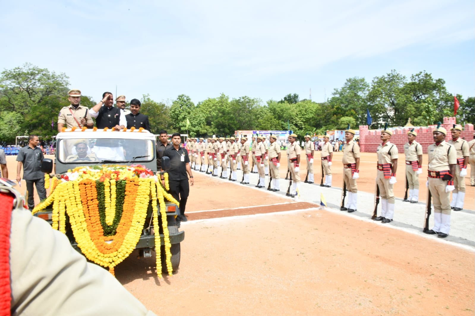 నల్లగొండ జిల్లా కేంద్రంలోని పోలీస్ పరేడ్ గ్రౌండ్‌లో జరిగిన 80వ స్వాతంత్ర్య దినోత్సవ వేడుకల్లో రాష్ట్ర రోడ్లు, భవనాలు, సినిమాటోగ్రఫీ శాఖ మంత్రి శ్రీ కోమటిరెడ్డి వెంకట్ రెడ్డి 